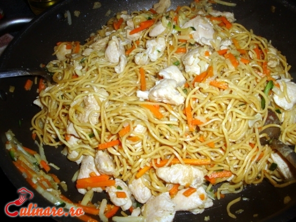 Foto - Noodles cu pui