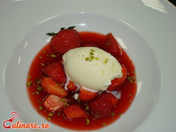 Foto - Salata de capsuni cu frisca